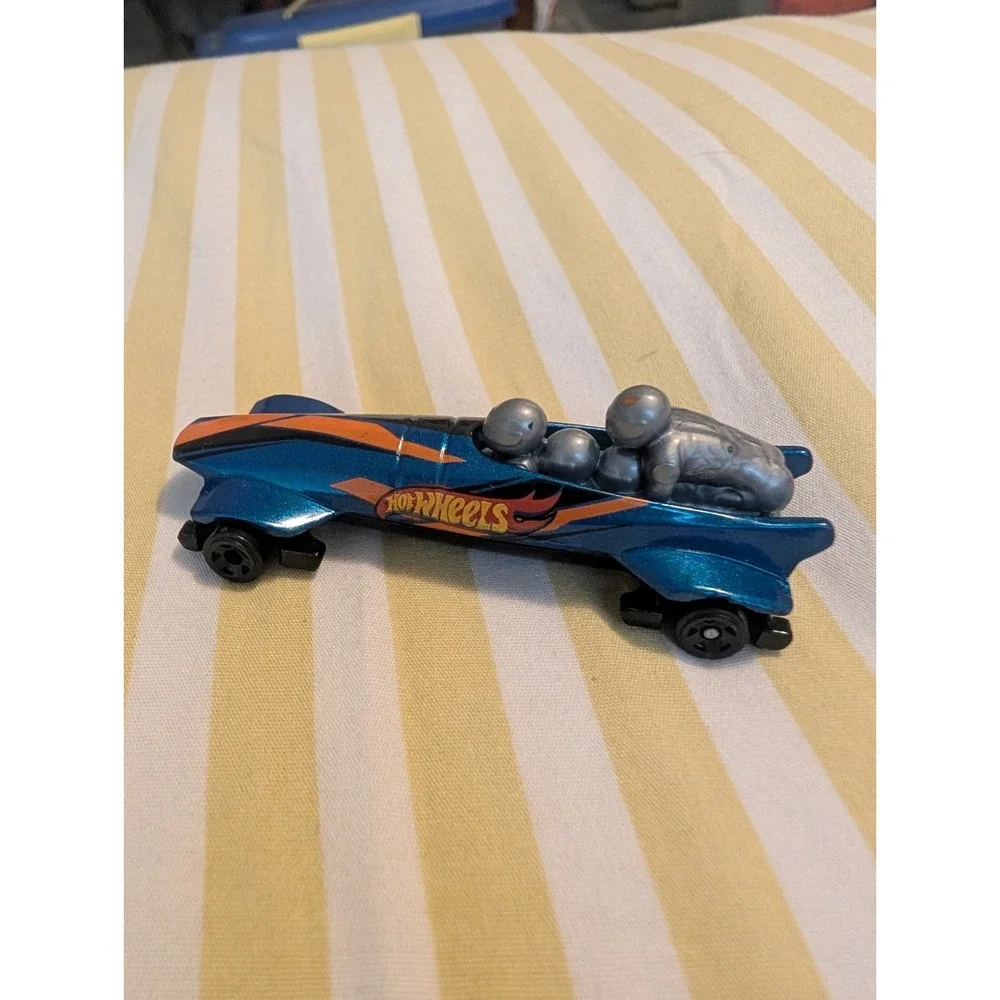 Hot Wheels Ice Shredder H10 Car Bobsled Blue Race Team 1:64 Diecast 2016